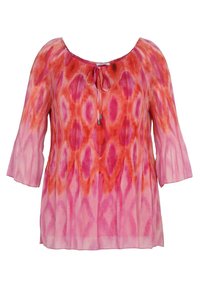 Blusa contadina in tinta unita rosa e rossa a tie-dye, con maniche a campana 3/4 e un laccio nella scollatura a barchetta, realizzata in tessuto leggero.