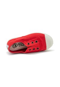 Piros vászon sneaker fehér gumitalppal, fűzőlyukakkal, sima textúrával és környezetbarát márkázással a talpbetéten.