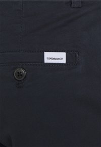 Lindbergh SLIM FIT SUPERFLEX PANTS BELT - Chinos - dark blue