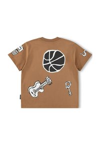 T-shirt marron à manches courtes avec des motifs imprimés blancs représentant un ballon de basket, une guitare, une clé et un ver ; confectionné dans un tissu doux et confortable.