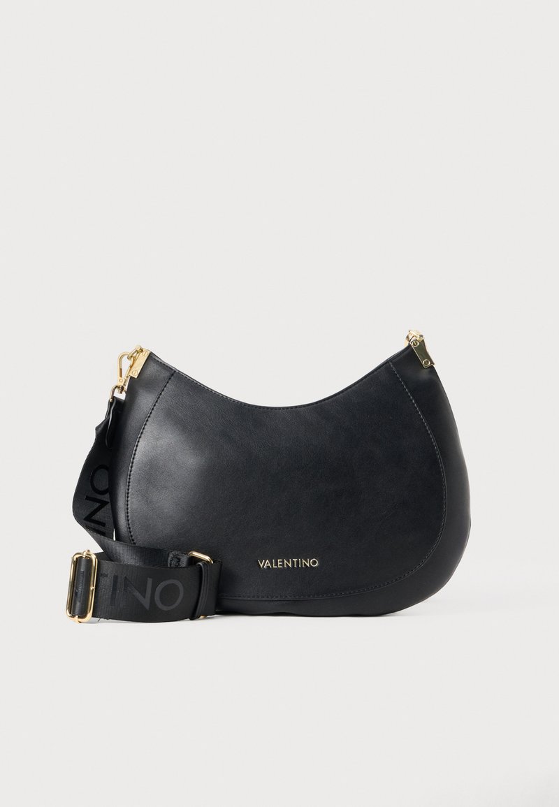 Bolsa de ombro de couro preto com um formato curvo, apresenta um zíper e ferragens douradas, além de uma alça removível com "VALENTINO" em letras pretas.
