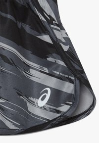 Mustat ja harmaat kuviolliset urheilushortsit, jotka on valmistettu kevyestä kankaasta. Ominaisuuksiin kuuluvat kontrastiväriset raidat ja Asics-logo helman kohdalla.