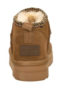 Bruine suède enkelboots met een harige voering en kleurrijke geweven trim aan de bovenkant. Voorzien van een gemarkeerd label en een rubberen zool.