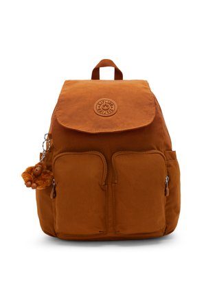 Brun rygsæk med to forreste lynlåslommer, en topklaff, en rund logo-patch og en lille plysbamseabe-nøglering på siden.
