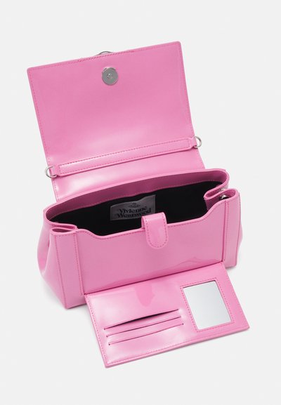Borsa a mano in pelle verniciata rosa, di forma rettangolare, con chiusura a scatto e un interno dotato di scomparti per carte e uno specchio.