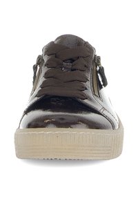 Bruine patenten leren sneakers met veters, zijritsen en een gegroefde rubberen zool. Rondneus en slank profiel.