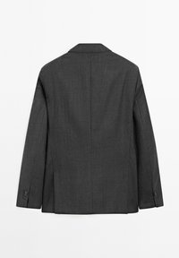 Blazer grigio scuro, tessuto strutturato, spacchetto singolo posteriore, rever a lancia e polsini con quattro bottoni. Design semplice e sartoriale, senza decorazioni.