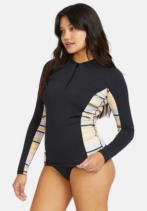 Rash guard de manga larga en negro con cremallera. Los paneles laterales tienen rayas horizontales en tonos pastel. Fabricado con material elástico y de secado rápido.