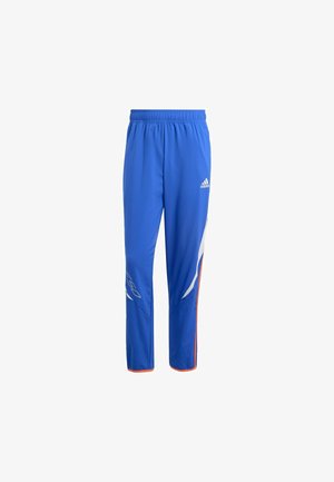 Pantalones deportivos azules de material ligero, con una cinturilla elástica, detalles en blanco y naranja, y un logotipo en el lateral.