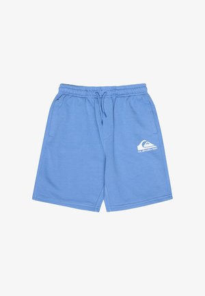 Camiseta de manga corta azul claro con estampado gráfico; pantalones cortos azules a juego; zapatillas negras; calcetines blancos hasta el tobillo. Material de algodón suave, diseño casual.