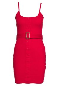 Robe rouge à côtes avec des bretelles spaghetti, dotée d'une fermeture à boutons à l'avant et d'une large ceinture avec une boucle carrée à la taille.