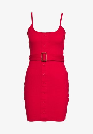 Robe rouge à côtes avec des bretelles spaghetti, dotée d'une fermeture à boutons à l'avant et d'une large ceinture avec une boucle carrée à la taille.