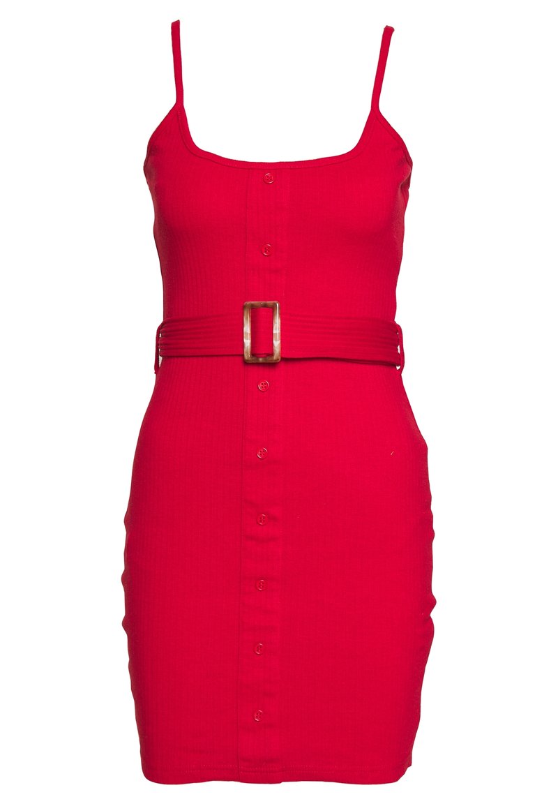 Robe rouge à côtes avec des bretelles spaghetti, dotée d'une fermeture à boutons à l'avant et d'une large ceinture avec une boucle carrée à la taille.