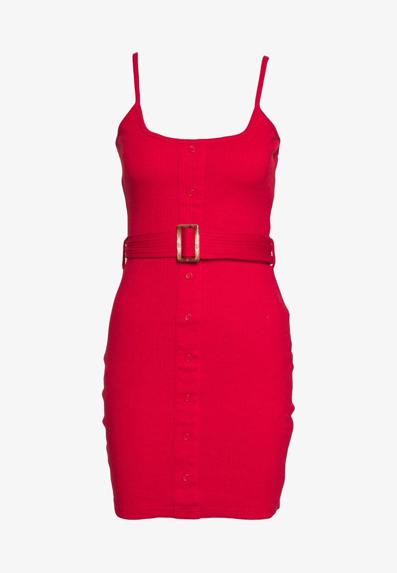 Robe rouge à côtes avec des bretelles spaghetti, dotée d'une fermeture à boutons à l'avant et d'une large ceinture avec une boucle carrée à la taille.