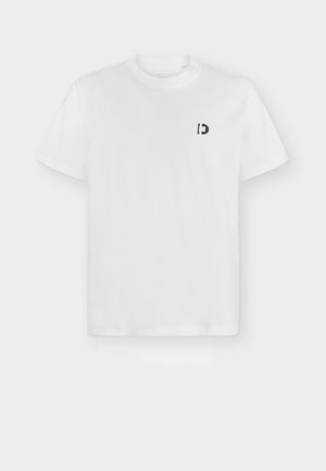 Weißes T-Shirt mit kurzen Ärmeln und Rundhalsausschnitt, mit kleinem schwarzem "D"-Logo auf der linken Brust, vor einem einfachen hellgrauen Hintergrund.