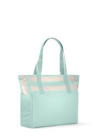 Ljusblå tygväska med breda handtag, med horisontella krämfärgade och blå ränder på den övre delen och en enhetlig nederdel.