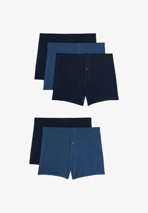 Čtyři páry boxerky v různých odstínech modré a tmavě námořnické, vyrobené z hladkého materiálu s předními knoflíky a elastickým pasem.