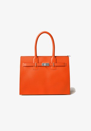Orangefarbene Ledertasche mit einer genarbten Textur, zwei Griffen und einem silbernen Metallverschluss mit einem rechteckigen Akzent auf der Vorderseite.