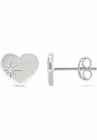 Orecchini a perno a forma di cuore in argento sterling con un piccolo design a raggi e una gemma centrale trasparente.