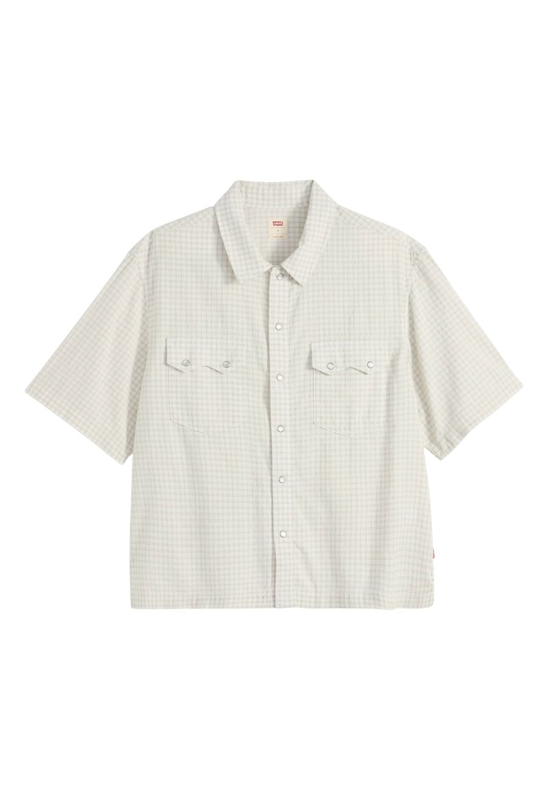 Camisa de manga corta color gris claro con patrón sutil de cuadros, dos bolsillos en el pecho con botones y cuello amplio.