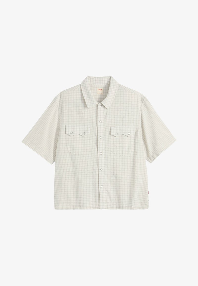 Camisa de manga corta color gris claro con patrón sutil de cuadros, dos bolsillos en el pecho con botones y cuello amplio.