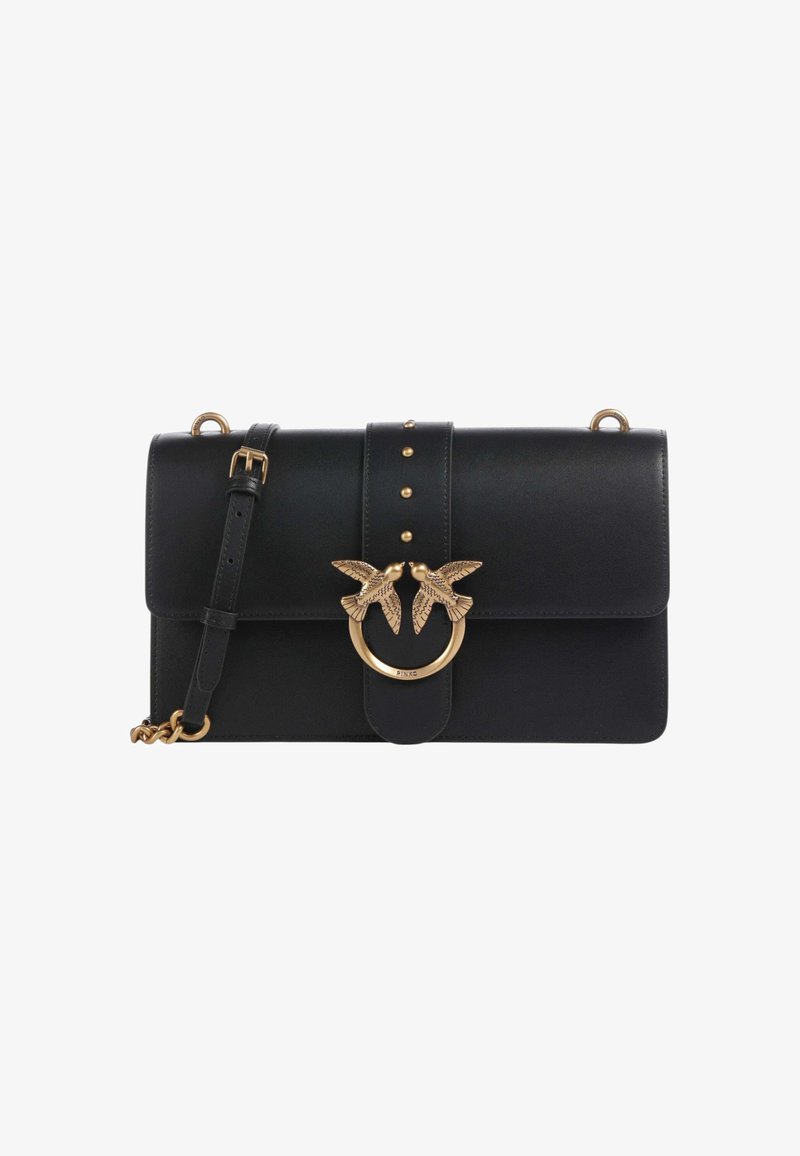 Črna usnjena torbica z zlatim obročem, ki ima dva ptičja okrasna elementa. Gladka tekstura, zapiranje z preklopom in nastavljiv trak z ježki.