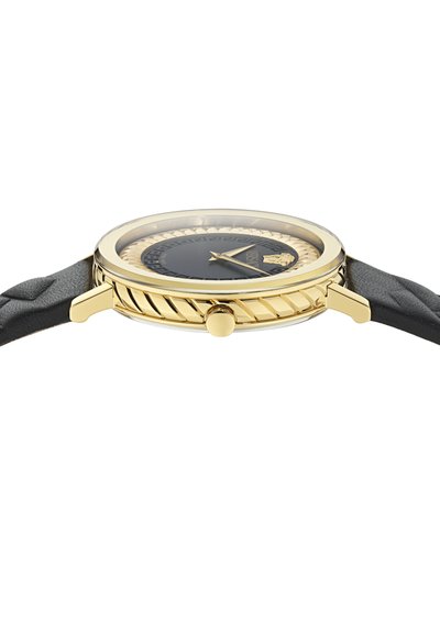 Złoty zegarek z czarną tarczą, z teksturowanym czarnym skórzanym paskiem, dekoracyjną obręczą i koronką po boku.