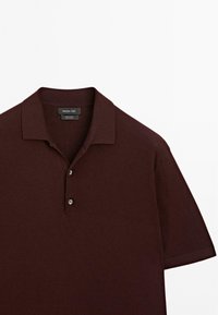 Burgundy kortärmad polo-shirt i bomull, med klassisk krage, tre knappslå och texturerad tyg.