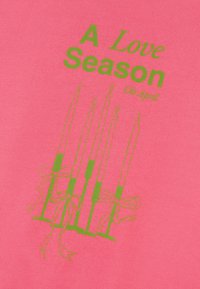 Svetloružová látka so zeleným textom: "Sezóna lásky" a "Ó, apríl," nad štyrmi sviečkami so stužkami, obkreslenými jednoduchým, čistým dizajnom.