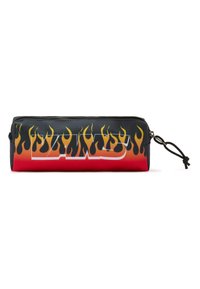 Estuche rectangular para lápices con una parte superior negra y un fondo rojo, con gráficos de llamas en amarillo y negro, cierre de cremallera y cordón.