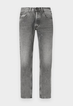 Pantalones vaqueros de mezclilla gris con diseño de pierna recta, acabado desgastado, cinco bolsillos, trabillas para cinturón y detalles de costura en contraste.