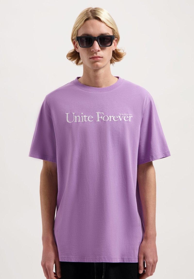 Paarse korte mouwen T-shirt van katoen, met de tekst "Unite Forever" in witte borduursel over de borst. Casual pasvorm.