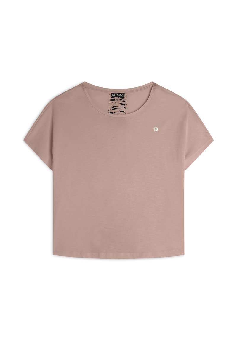 T-shirt cropped rose clair en tissu doux, avec un col rond, des manches courtes et un petit emblème décoratif sur le côté gauche.