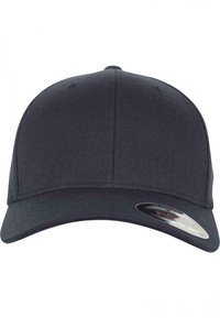 Marineblå baseballcap med buet skygge, laget av teksturert stoff, med ventilasjonshull og en justerbar størrelsesmærke på siden.