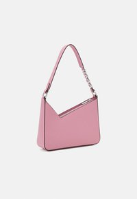 Rosa skinnhåndveske med et geometrisk design, som har et glidelåslomme og en justerbar stropp med metalldetaljer.