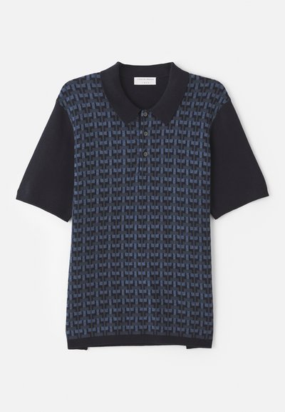 Tengerészet kékszínű póló, amely változó árnyalatú kék geometriai mintával rendelkezik, rövid ujjú és klasszikus galléros, gombos elülső része van.