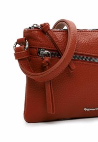 Borsa a tracolla in pelle rossa con superficie texturizzata, dotata di chiusura con zip, una maniglia corta con dettaglio annodato e un logo del brand metallic.