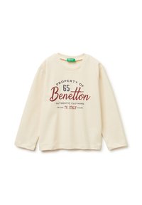 Krémová košile s dlouhým rukávem a kulatým výstřihem, na přední straně s potiskem červeného a námořnického textu "PROPERTY OF 65 Benetton AUTHENTIC CLOTHING".