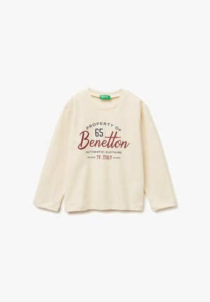 Cremfarbendes Langarmshirt mit Rundhals, das auf der Vorderseite den bedruckten Text "EIGENTUM VON 65 Benetton AUTHENTISCHE KLEIDUNG" in Rot und Marineblau zeigt.