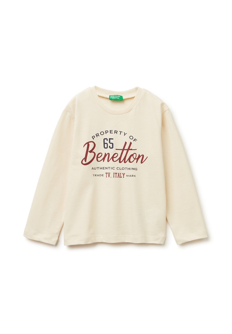 Krémová košile s dlouhým rukávem a kulatým výstřihem, na přední straně s potiskem červeného a námořnického textu "PROPERTY OF 65 Benetton AUTHENTIC CLOTHING".
