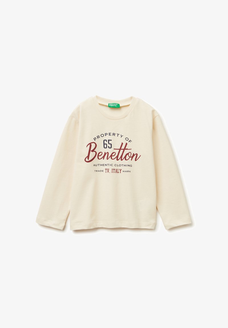 Camisa de manga larga crema con cuello redondo, que presenta texto impreso en rojo y azul marino "PROPIEDAD DE 65 Benetton ROPA AUTÉNTICA" en la parte delantera.
