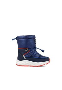 Botín de invierno impermeable en color navy con un upper estampado, acentos rojos, cordones elásticos y una suela de goma blanca con un agarre texturizado.