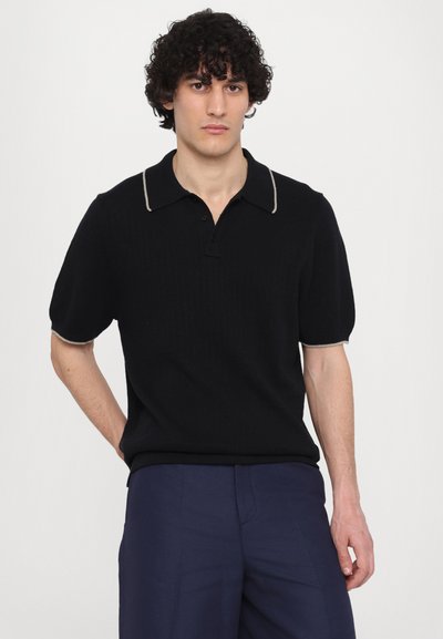 Polo shirt noir en tricot à manches courtes et design texturé, avec un col et des accents de poignets en gris clair contrastant.