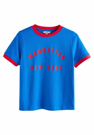T-shirt en coton bleu avec des accents rouges au niveau du col et des manches, portant l'inscription "MANHATTAN NEW YORK" en lettres rouges en gras sur le devant.