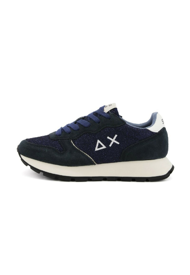 Sneaker in suede blu navy con finitura scintillante, dettagli bianchi, suola ammortizzata e lacci a contrasto con un logo geometrico.