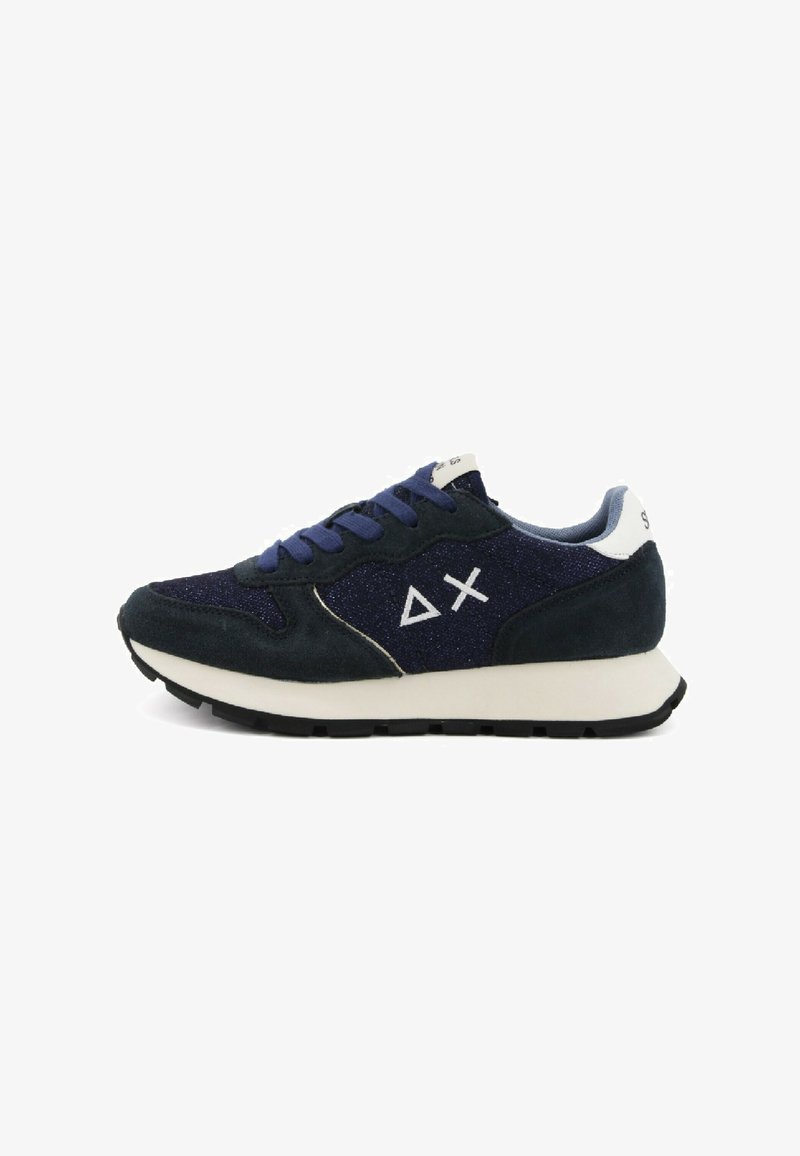 Sneaker in suede blu navy con finitura scintillante, dettagli bianchi, suola ammortizzata e lacci a contrasto con un logo geometrico.