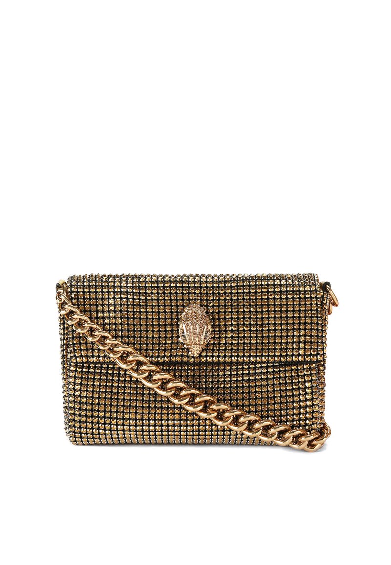 Borsa a pochette metallica decorata con strass dorati, dotata di una chiusura a conchiglia e una tracolla dorata. Design rettangolare compatto.
