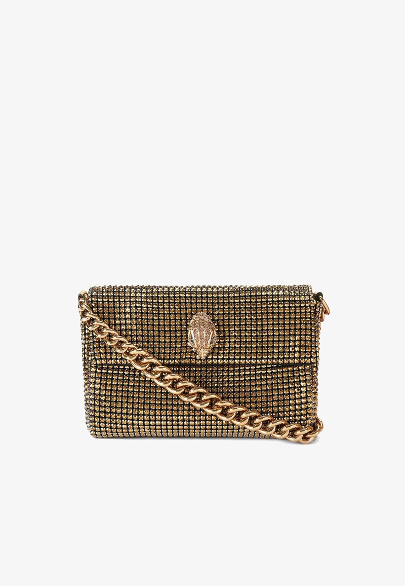 Borsa a pochette metallica decorata con strass dorati, dotata di una chiusura a conchiglia e una tracolla dorata. Design rettangolare compatto.
