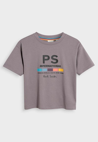 Siva bombažna majica s kratkimi rokavi, na kateri je črn tiskani logo "PS INTERNATIONAL" in pisane vodoravne črte spodaj.