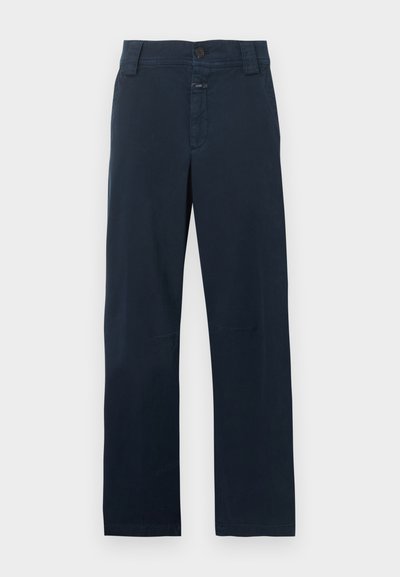 Σκούρο μπλε παντελόνι με ίσια γραμμή, θηλιές για ζώνη, κουμπί μπροστά, φερμουάρ και δύο πλαϊνές τσέπες σε λευκό φόντο.